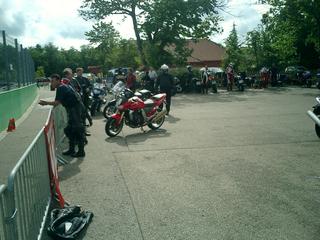 Noch mehr Leute und Moppeds vor der Box