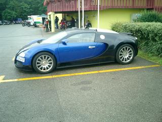 Ein Bugatti stand rum. Jemand sagte was von 1.000 PS und einer Million EUR... Fährt aber auch nur. ;-)