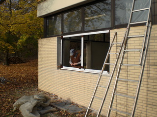 Wohnzimmerfenster wird eingesetzt.
