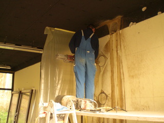 Bohrungen f�r den Durchbruch zur K�che.