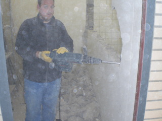 Nochne Wand wird rausgestemmt.