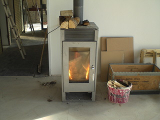 Der Kaminofen wurde provisorisch aufgestellt um ein bisschen heizen zu k�nnen.