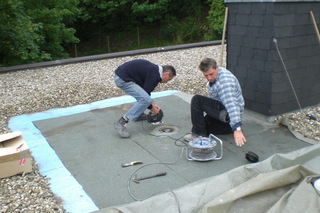Neues Regenrohr mit Dacheinlauf wird eingebaut