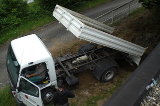 Terasse wird ausgebaggert und mit Lava gef�llt